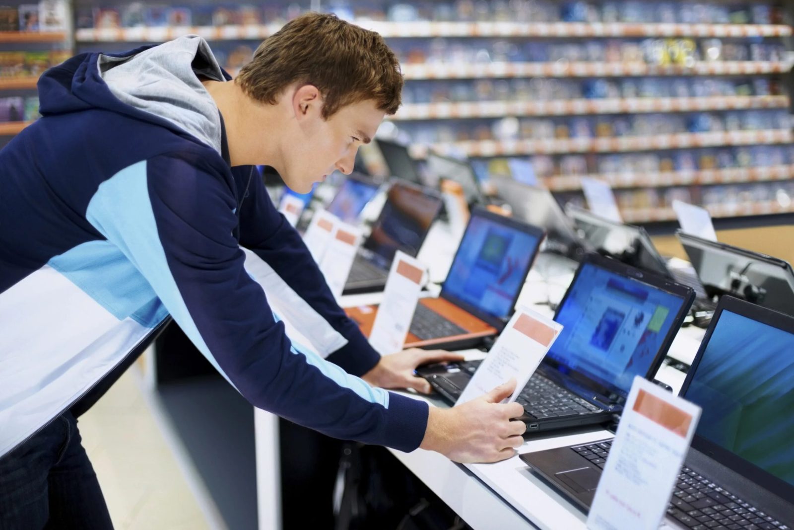 Реализация компьютерных технологии. Выбор компьютера в магазине. Компьютер ноутбук. Приобретение компьютерной техники. Компьютерный рынок.